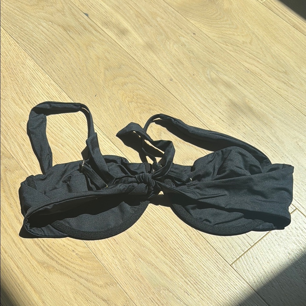 Monday Swimwear Black Cala Roja Size V top - Picture 3 of 3